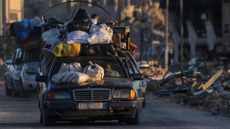 Palestinos desalojan Rafah en la Franja de Gaza