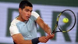 Alcaraz arrasa a un impotente Khachanov y avanza a cuartos en Roland Garros