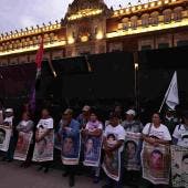 Padres de los 43 normalistas de Ayotzinapa instalan plantón; exigen reunión con AMLO