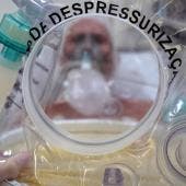 Un trabajador de la salud muestra un casco burbuja, utilizado en pacientes con la covid-19 en Sao Leopoldo, Brasil.