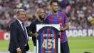 Dani Alves recibe homenaje de Barcelona y es ovacionado en su vuelta al Camp Nou