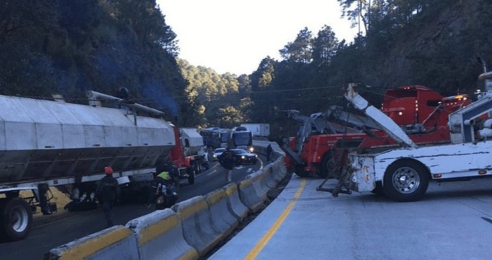 Reportan cierra vial