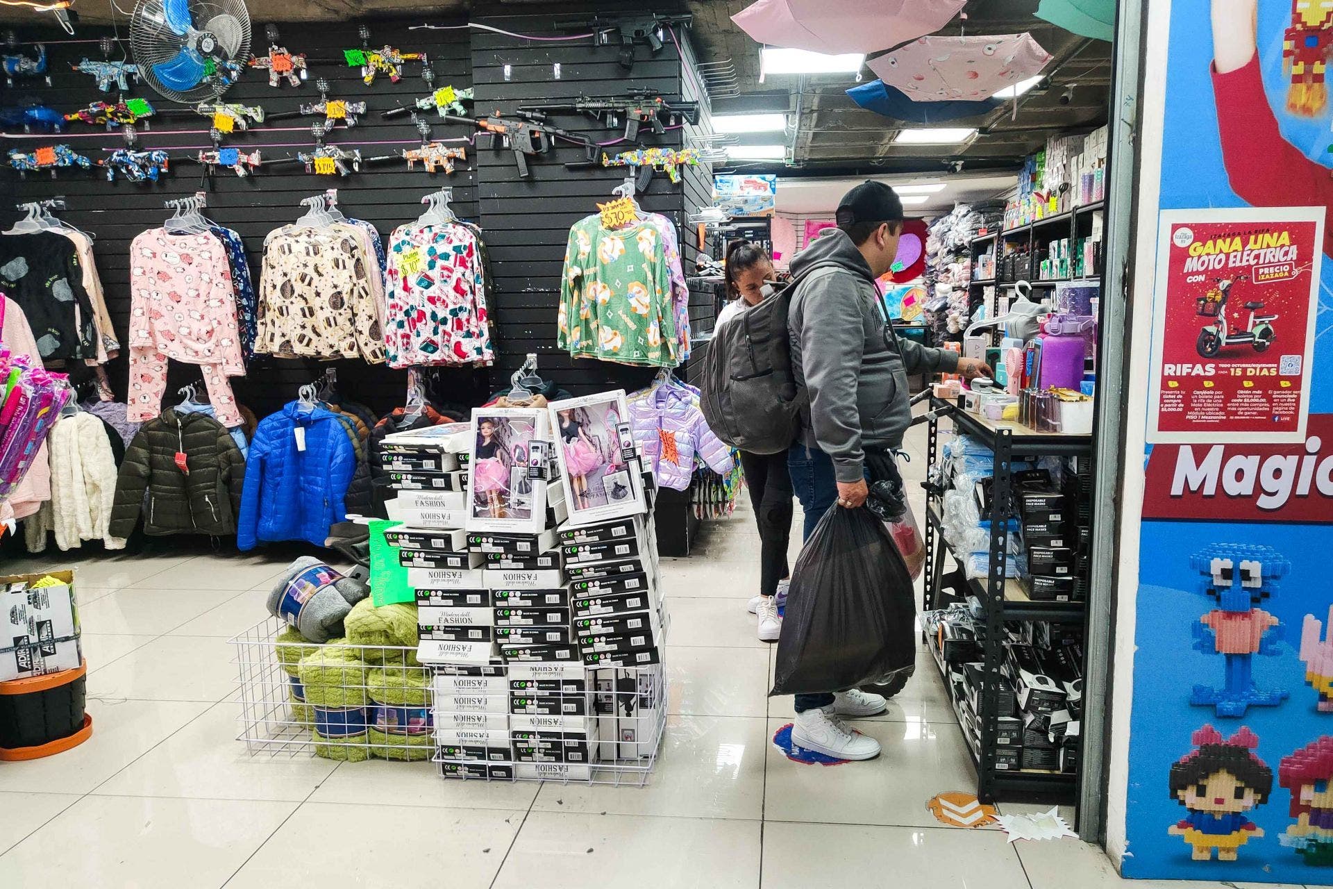 Personas de todo lado acuden diariamente a este paraíso del comercio
