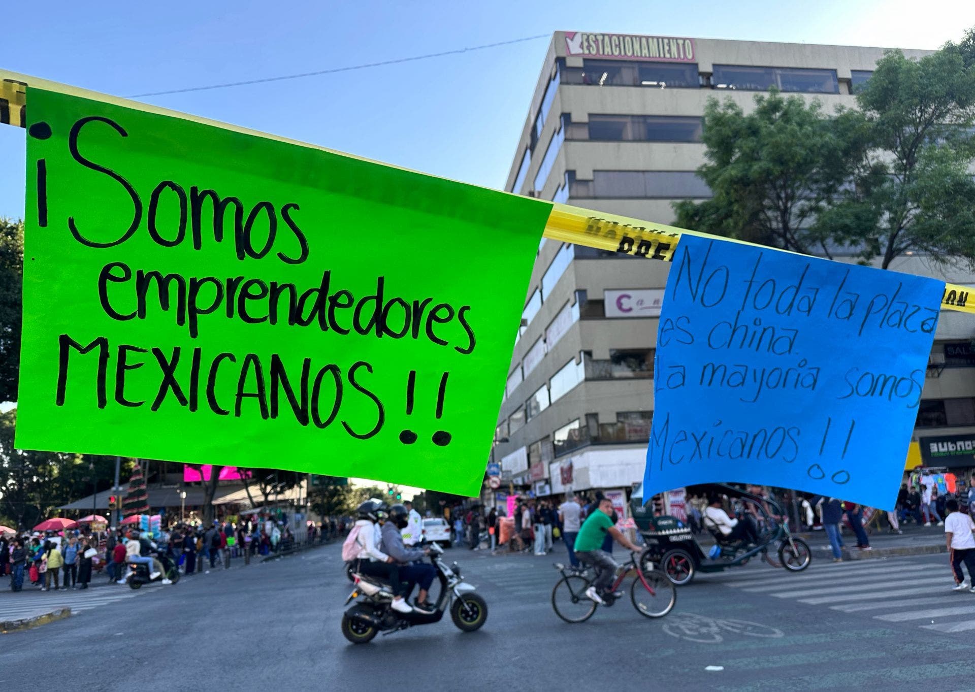 Comerciantes y trabajadores protestaron por el cierre