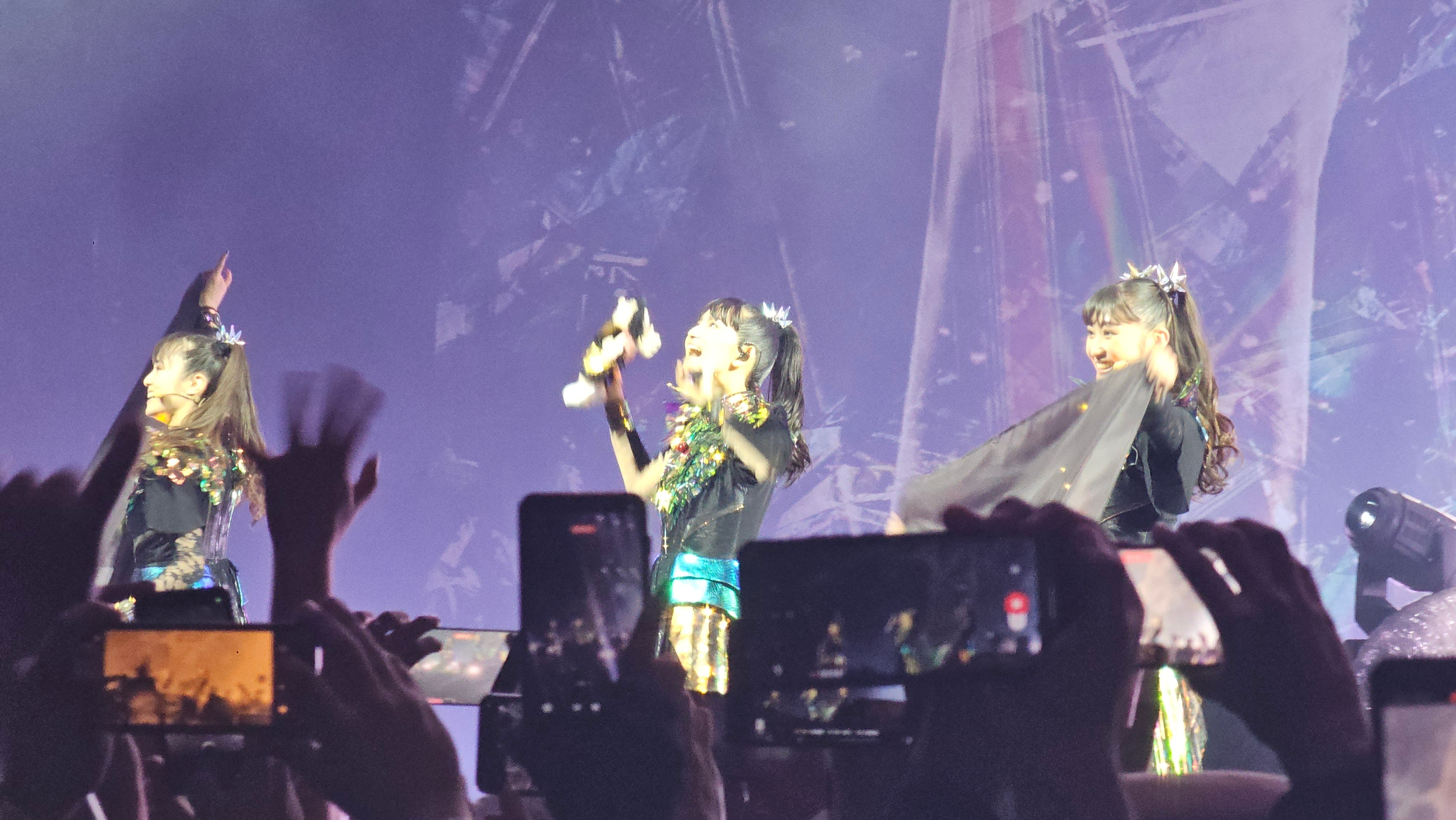 Babymetal recibiendo el simi