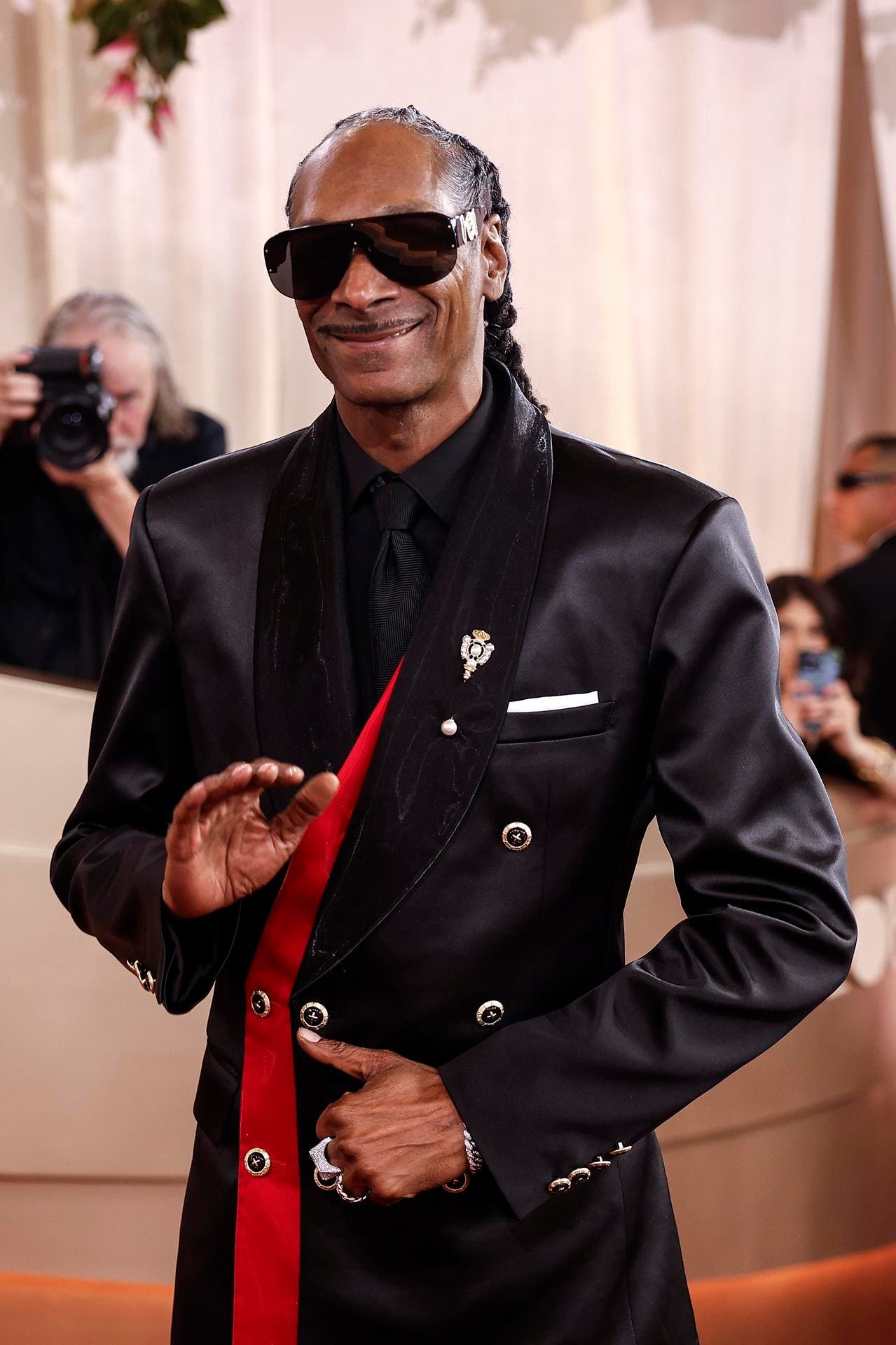 BEVERLY HILLS (Estados Unidos), 01/11/2026.- El rapero y cantante estadounidense Snoop Dogg llega para la 83ª ceremonia anual de los Globos de Oro en el Beverly Hilton Hotel de Beverly Hills, California, EE. UU., el 11 de enero de 2026. Los Globos de Oro reconocen logros sobresalientes en las industrias global del cine y la televisión. EFE/EPA/CHRIS TORRES