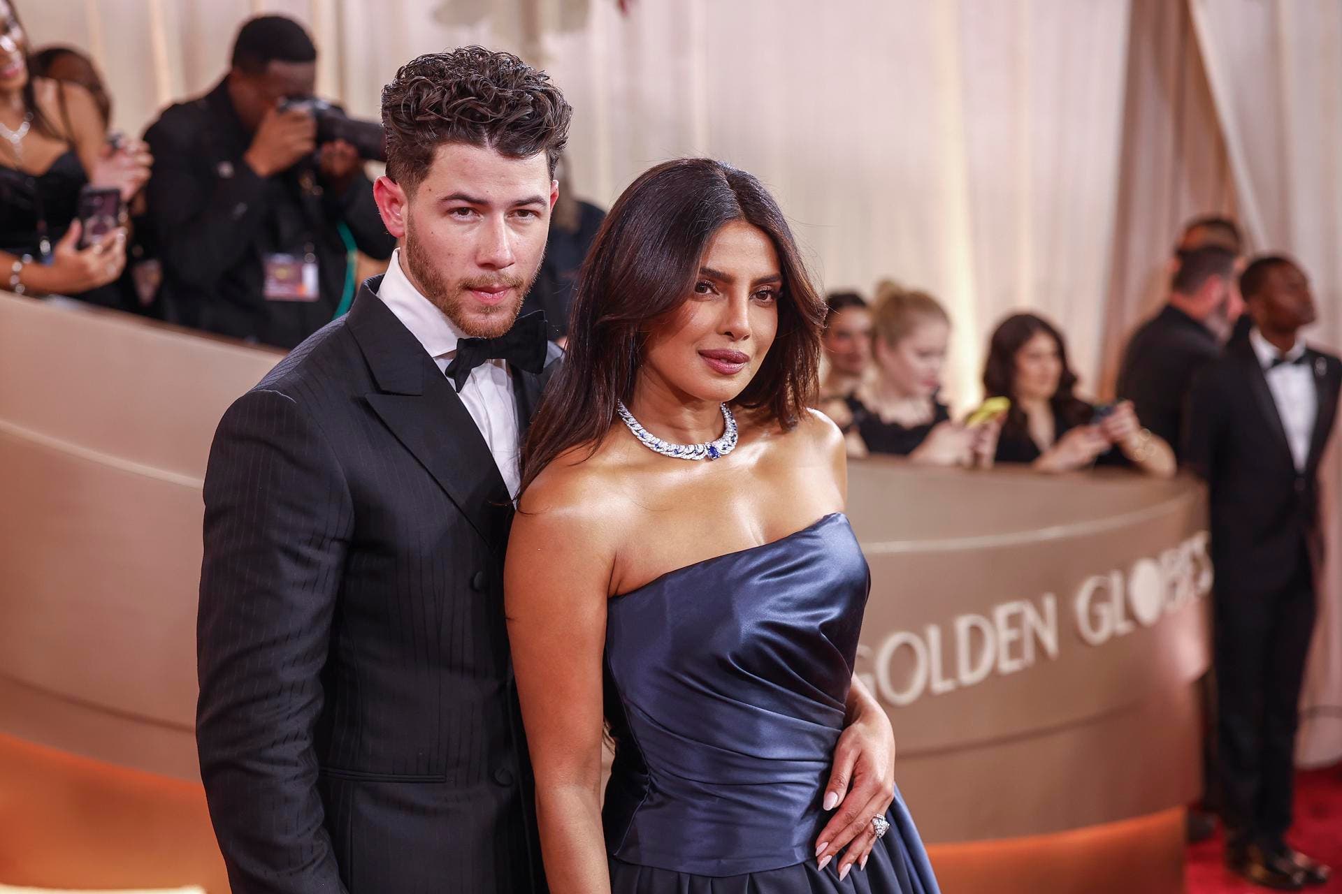 BEVERLY HILLS (Estados Unidos), 01/11/2026.- La actriz y productora india Priyanka Chopra Jonas (R) y el cantante, compositor y actor estadounidense Nick Jonas llegan para la 83ª ceremonia anual de los Globos de Oro en el Beverly Hilton Hotel de Beverly Hills, California, EE. UU., el 11 de enero de 2026. Los Globos de Oro reconocen logros sobresalientes en las industrias global del cine y la televisión. EFE/EPA/CHRIS TORRES