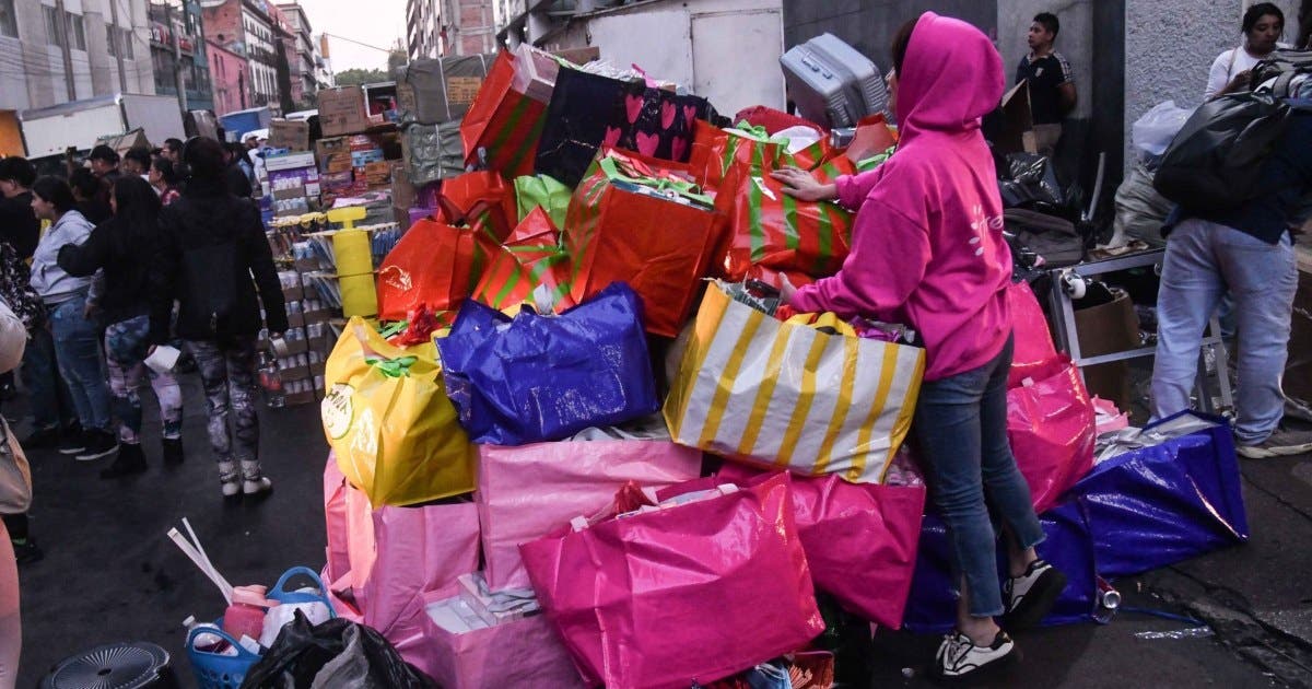 Comerciantes retiran mercancía que quedó guardada en la plaza
