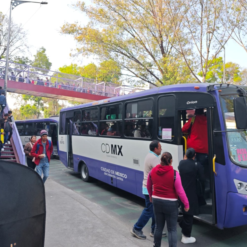 Unidades realizan paradas en doble fila, generando saturación
