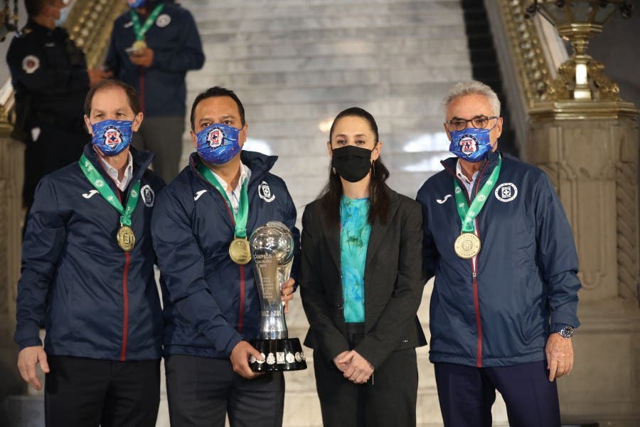 Claudia Sheinbaum recibe a Cruz Azul para felicitarlo por su título