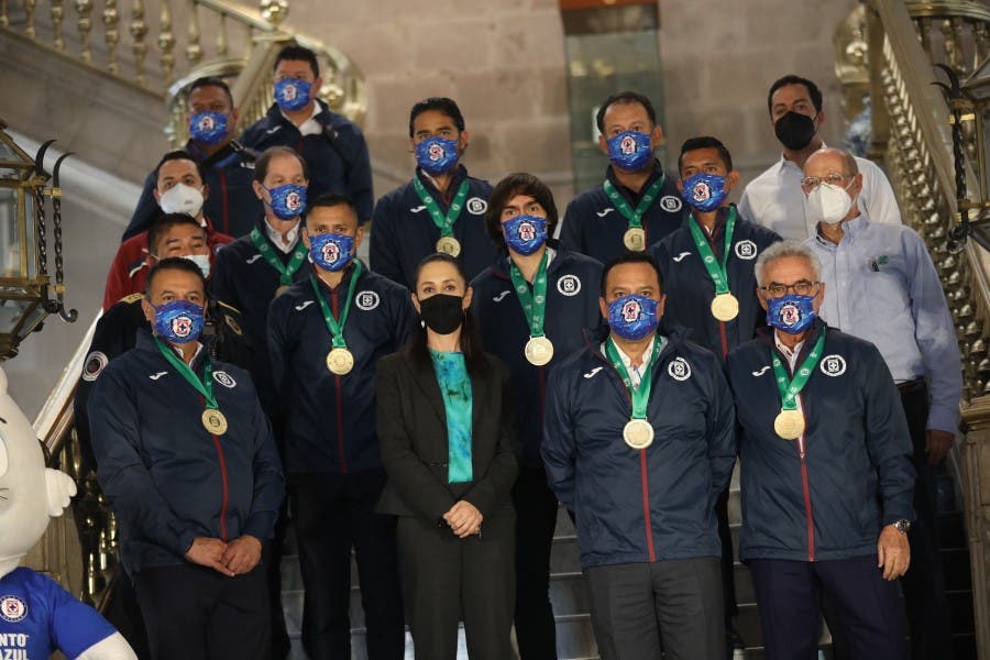 Claudia Sheinbaum recibe a Cruz Azul para felicitarlo por su título