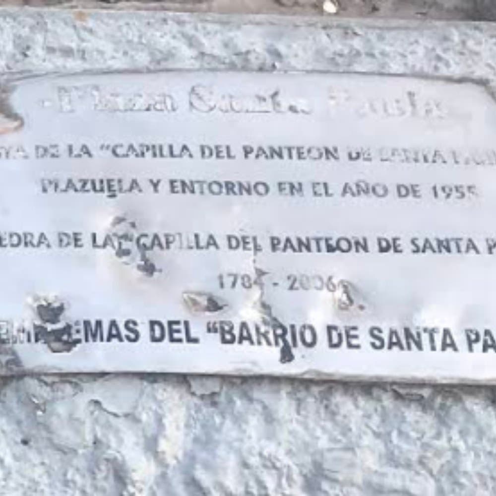 Placa conmemorativa del antiguo Panteón de Santa Paula