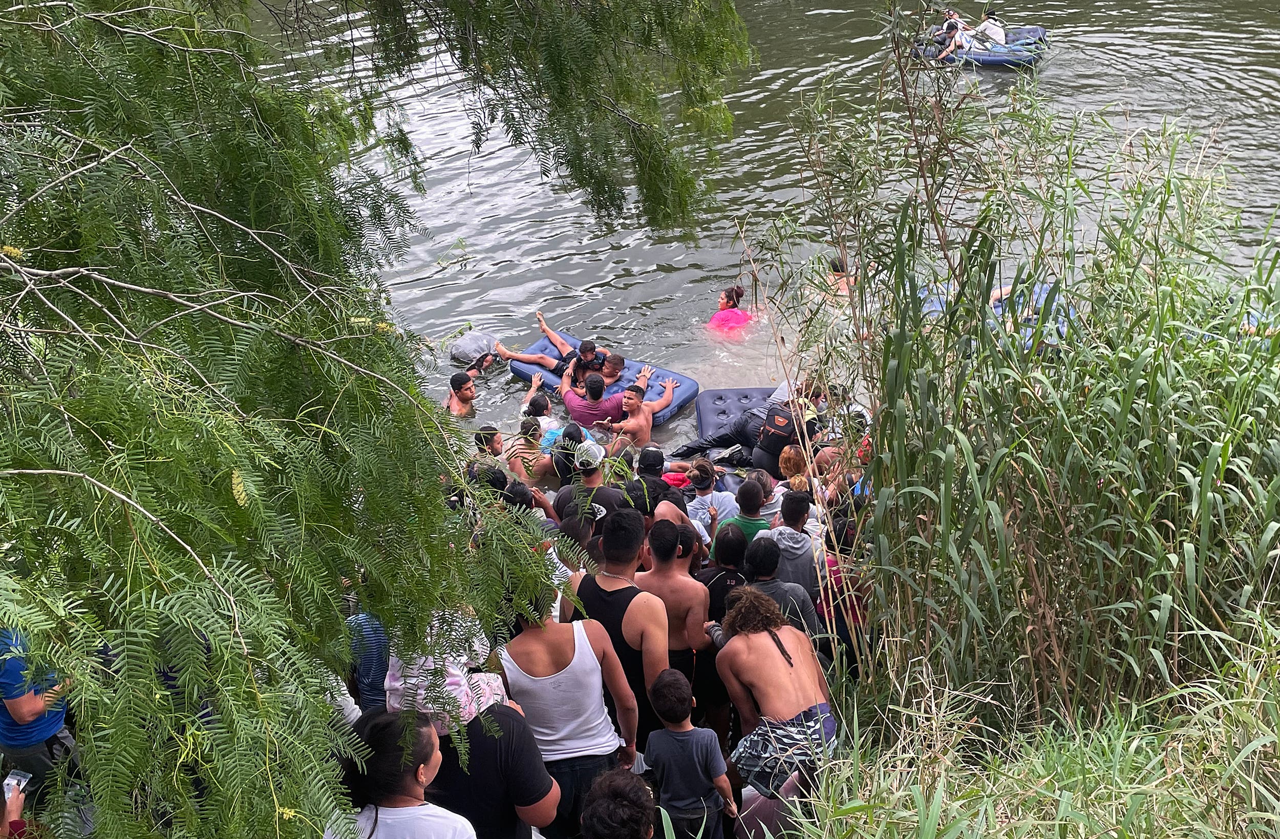 video) Cientos de migrantes se lanzan al río Bravo pese a aviso de agentes  del INM | Diario de México