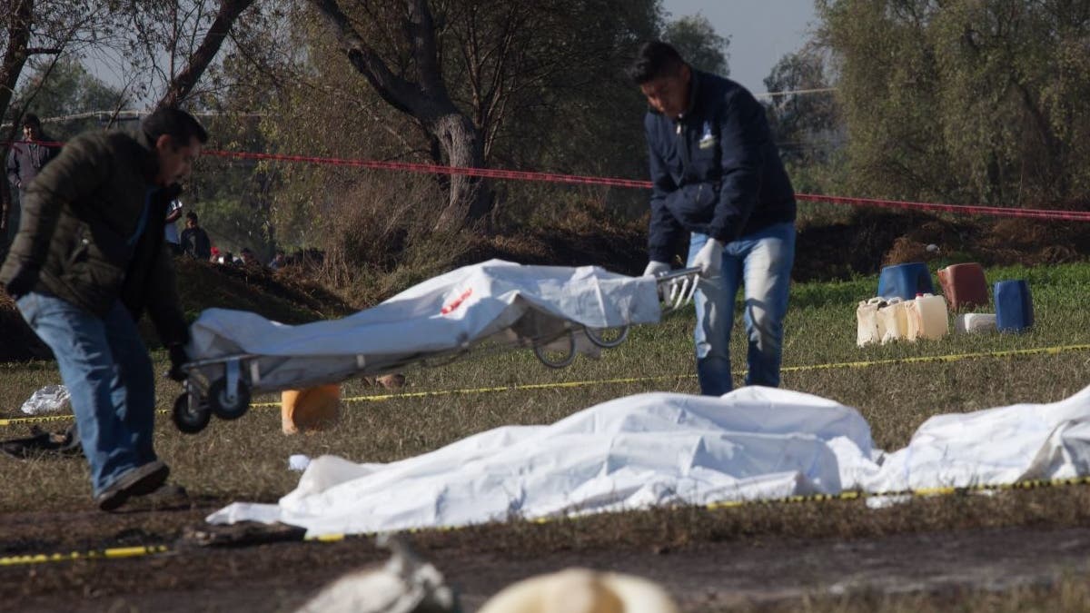Peritos retirando los cuerpos de las víctimas de la tragedia de Tlahuelilpan.