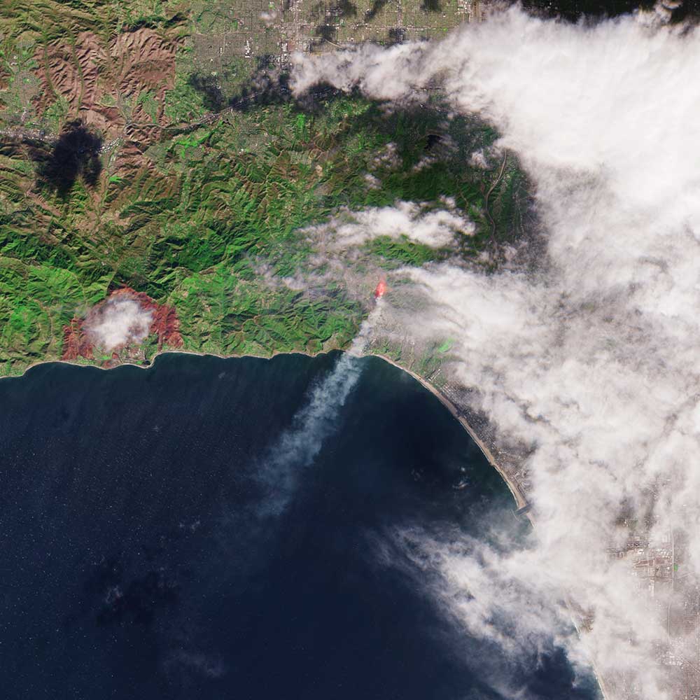 Imagen satelital de cómo avanzan los incendios en Los Ángeles (EFE)