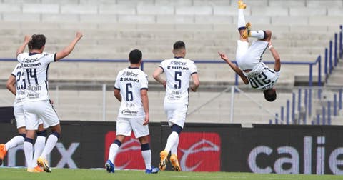 Emanuel Montejano hace una pirueta tras marcar gol en su debut en la Liga MX