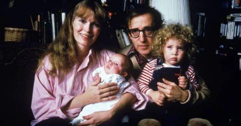 Mia Farrow y Woody Allen con sus hijos