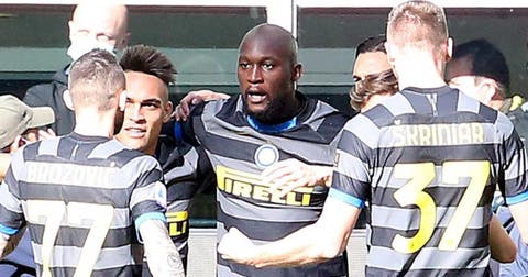 Inter golea a Génova y mantiene distancia con el Milan