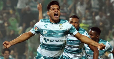 Santos golea a Puebla con doblete del ‘Mudo’ y pone un pie en la final