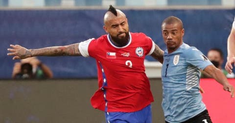 Uruguay rescata empate ante Chile con un autogol de Arturo Vidal