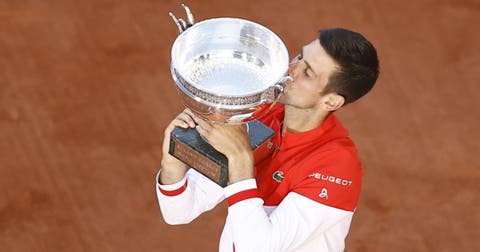 Djokovic reconquista Roland Garros tras remontar a Tsitsipas