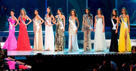 Imagen de las diez semifinalistas en el 57º Certamen Anual de Miss Universo celebrado en el Centro de Convenciones de la Corona en Nha Trang, Vietnam.