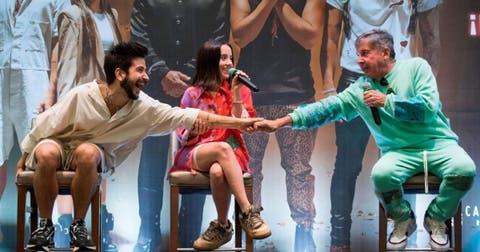 El cantautor venezolano Ricardo Montaner choca puños con su yerno, el también cantante colombiano Camilo, junto a su hija Evaluna Montaner, también artista, durante una rueda de prensa en Santo Domingo.