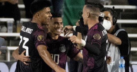 México vence a El Salvador y va a cuartos de Copa Oro como líder de grupo