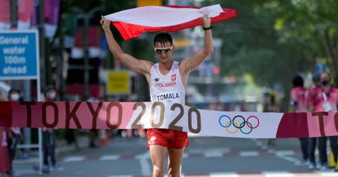 Tomala recibe la herencia de Korzeniowski gana el oro en 50 km marcha