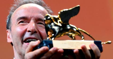 Roberto Benigni recibe el León de Oro de honor.