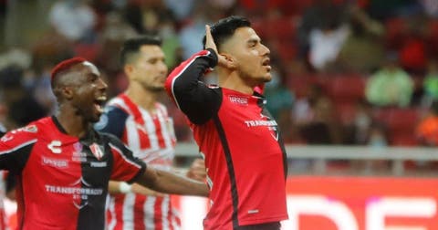 Atlas vence a Chivas penal a lo ‘Panenka’ de Aldo Rocha y salta al liderato