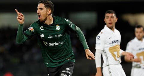 Santos golea a Pumas con doblete de Valdés y le complica el pase a la repesca