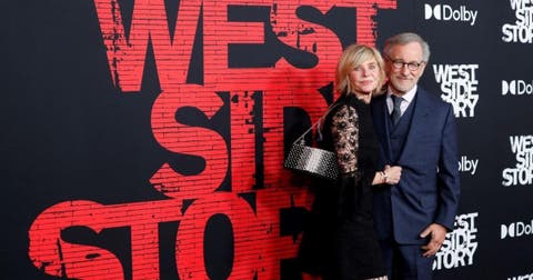 El director de cine estadounidense Steven Spielberg con su esposa Kate Capshaw, durante la premiere de 'West Side Story' en Hollywood, California.