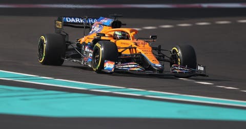 Pato O'Ward maneja un McLaren en el test de Fórmula 1 en Abu Dhabi