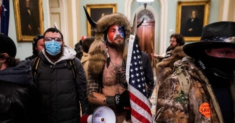 Jake Angeli, vestido de guerrero sioux, en el interior del Capitolio de EU, el 6 de enero de 2021.