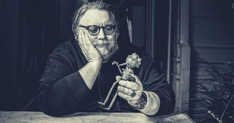 El director de cine mexicano Guillermo del Toro sosteniendo una marioneta de Pinocho.