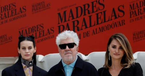 Pedro Almodóvar con las actrices Penélope Cruz y Milena Smit durante la presentación de 'Madres paralelas'.