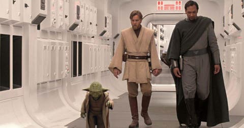 Elenco de la película 'Star Wars: Episode III Revenge of the Sith', con Yoda, Obi-Wan Kenobi (Ewan McGregor) y Senator Bail Organa (Jimmy Smits).