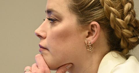 La actriz Amber Heard escucha en la sala del Tribunal de Circuito del Condado de Fairfax en Virginia.
