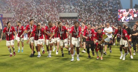 Milan golea a Sassuolo y levanta el 'Scudetto' once años después