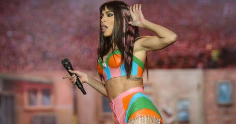 Anitta exhibe bandera de España en concierto en Portugal.