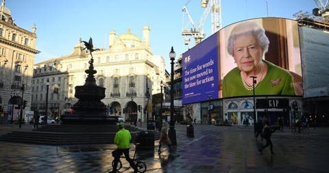 Un gigantesco anuncio de la reina Isabel II en pleno Piccadilly Circus.