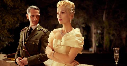 Natalia Oreiro, como Eva Perón, y Ernesto Alterio, como el teniente coronel Carlos Eugenio de Moori Koenig, durante una escena de la telenovela 'Santa Evita'.