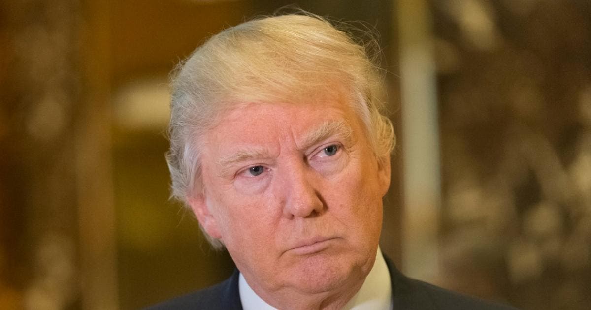 Hallan dos documentos clasificados en posesión de Trump en Florida