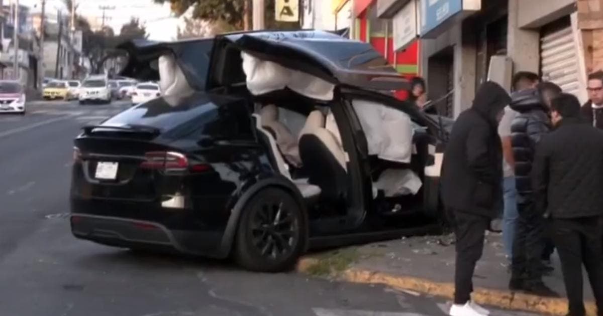 (Video) Choque de automóvil Tesla de más de 2 millones de pesos en CDMX