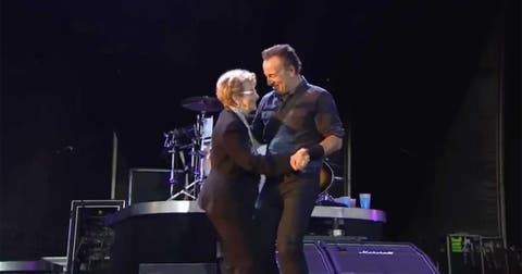 Bruce Springsteen le rinde homenaje luctuoso con video a su madre