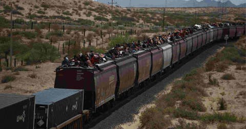 Migrantes que llegan en tren a Ciudad Juárez deambulan por el río Bravo