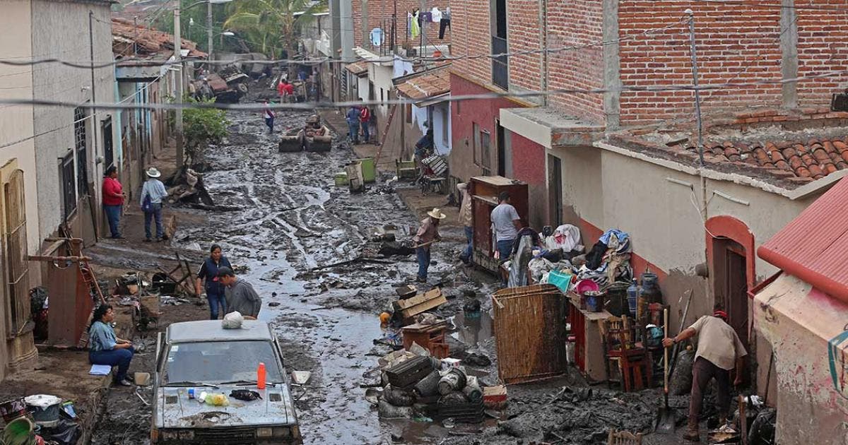 Impactantes videos del desbordamiento del río en San Gabriel, Jalisco