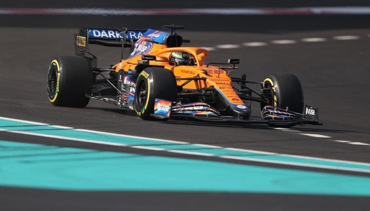Pato O'Ward maneja un McLaren en el test de Fórmula 1 en Abu Dhabi