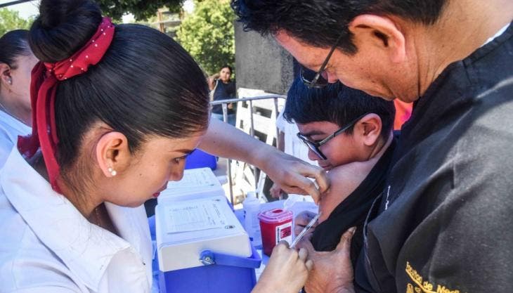 Ante el resurgimiento del sarampión en el país, autoridades sanitarias implementaron el mega centro de vacunación en el Estadio Olímpico Universitario. 